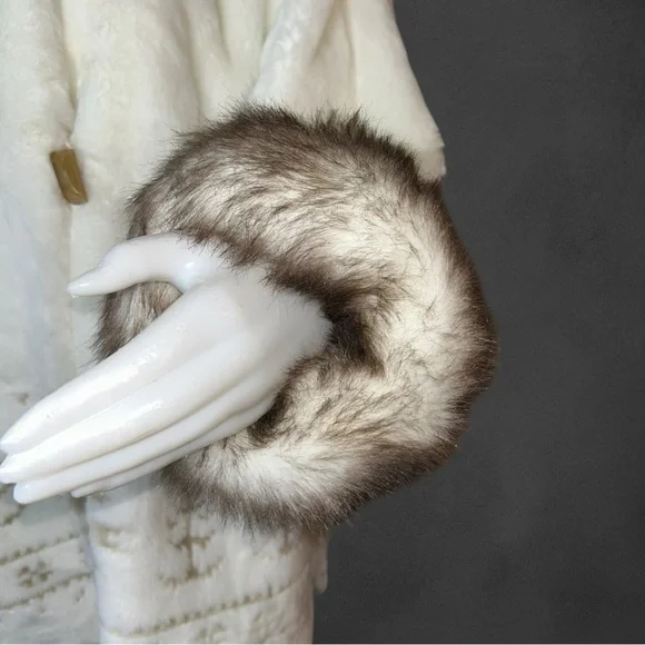 Coldwater CreekVintage-Style White Faux Fur Coat with Brown Accents Size XL - Picture 11 of 16